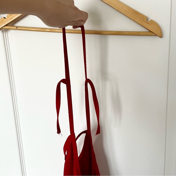 Red open back  crop tank - Picture 3 of 3